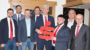 Franz Rabl &uuml;bergibt die Leitung des Sparkassen Beratungscenters an Matthias Koller (4. und 3. v.r.). Mit dabei B&uuml;rgermeister Paul Ro&szlig;berger, Jonathan Stich, der im August den Vorstandsvorsitz von Franz Wittmann &uuml;bernimmt, B&uuml;rgermeister Gerhard M&uuml;hlbauer, Vertriebsleiter Rainer Stadler, B&uuml;rgermeister Franz M&uuml;ller und Vorstandsvorsitzender Franz Wittmann. (v.l.)