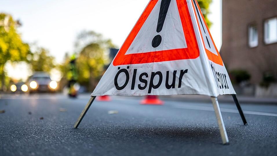 Mit einer Spezialmaschine muss die Fahrbahn gereinigt werden. (Symbolbild)