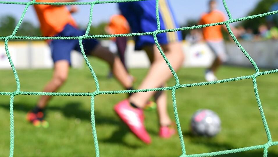 Wegen der Hitze hat der Bayerische Fu&szlig;ball-Verband alle Spiele und Turniere am Wochenende abgesagt. (Symbolbild)