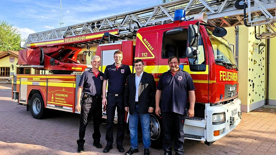 Das Engagement der Feuerwehrf&uuml;hrung hat sich gelohnt: B&uuml;rgermeister Johannes M&uuml;ller (2. v. r.) freut sich mit den Kommandanten der FFW Neukirchen b. Hl. Blut, Alois Reimer, Markus Bachl und Karl Weinberger (v. r.), &uuml;ber die Ersatzbeschaffung einer DLK 23/12.