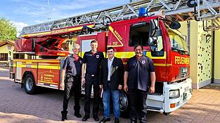 Das Engagement der Feuerwehrführung hat sich gelohnt: Bürgermeister Johannes Müller (2. v. r.) freut sich mit den Kommandanten der FFW Neukirchen b. Hl. Blut, Alois Reimer, Markus Bachl und Karl Weinberger (v. r.), über die Ersatzbeschaffung einer DLK 23/12. Das Engagement der Feuerwehrführung hat sich gelohnt: Bürgermeister Johannes Müller (2. v. r.) freut sich mit den Kommandanten der FFW Neukirchen b. Hl. Blut, Alois Reimer, Markus Bachl und Karl Weinberger (v. r.), über die Ersatzbeschaffung einer DLK 23/12.
