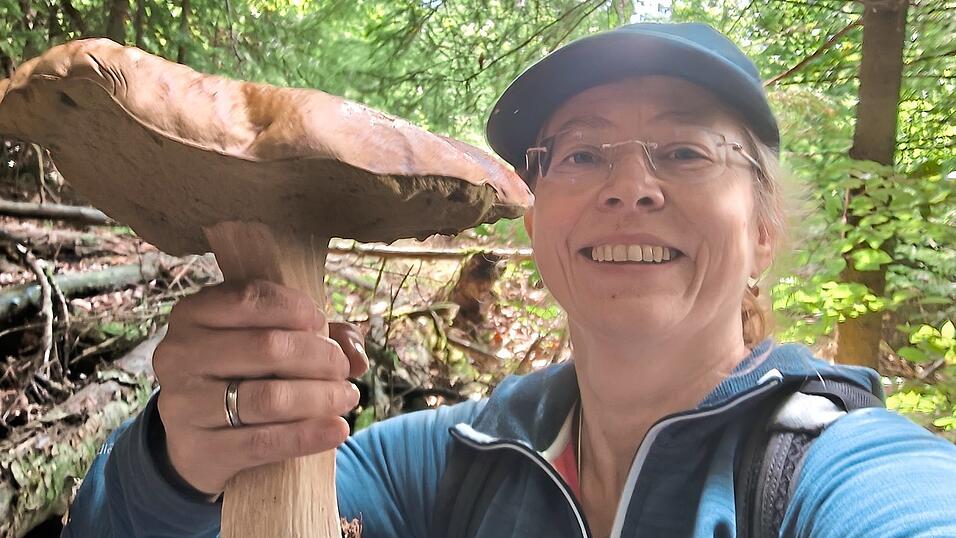 Herbstzeit ist Pilzzeit: Da treibt es die Further auf der Suche nach den Waldfr&uuml;chten ins Unterholz. Reingard Hierstetter hat ein 700 Gramm schweres St&uuml;ck gefunden.