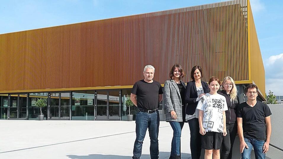 Das Stadthallenteam um Sandra Ofenbeck freut sich, dass wieder Leben in ihr Schmuckstück einzieht. Das Stadthallenteam um Sandra Ofenbeck freut sich, dass wieder Leben in ihr Schmuckstück einzieht.