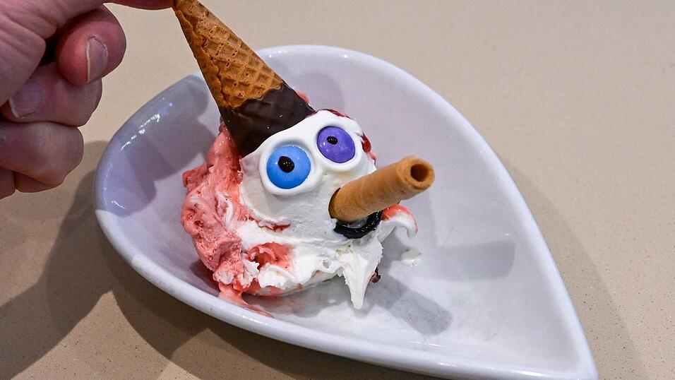 Im Eiscafe &laquo;Caffe e Gelato&raquo; werden f&uuml;r Pinocchio die Sorten Fior di Latte und Erdbeere mit Erdbeerso&szlig;e gemischt.