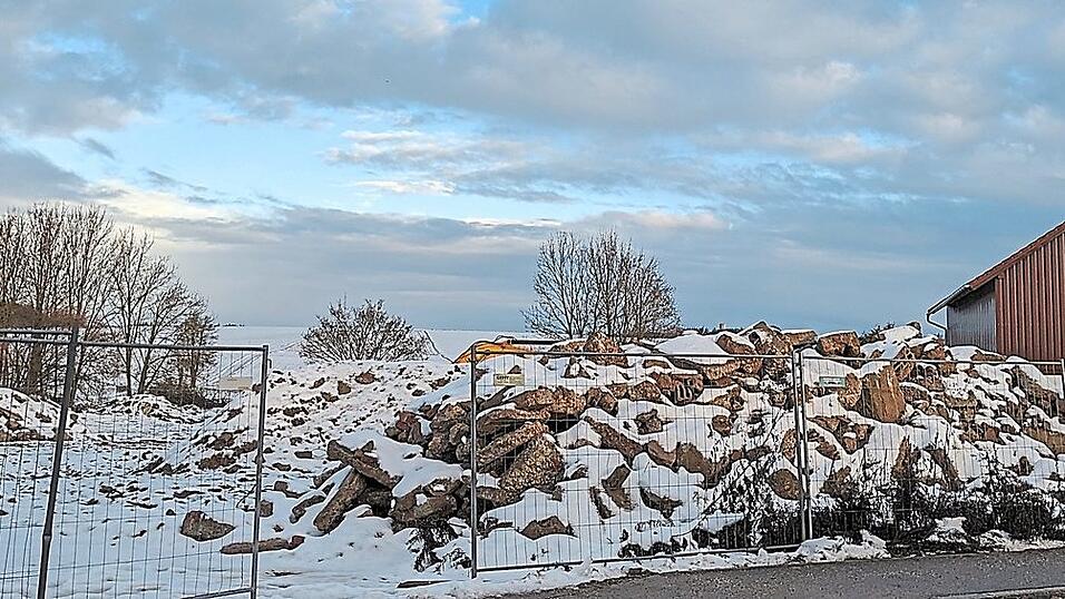 Nur noch Bauschutt ist &uuml;brig vom ehemaligen'Klostermeierhof' an der Staatsstra&szlig;e in Langenvils. Die Gemeinde Vilsheim plant hier mit einer umfangreichen Wohnbesiedelung.