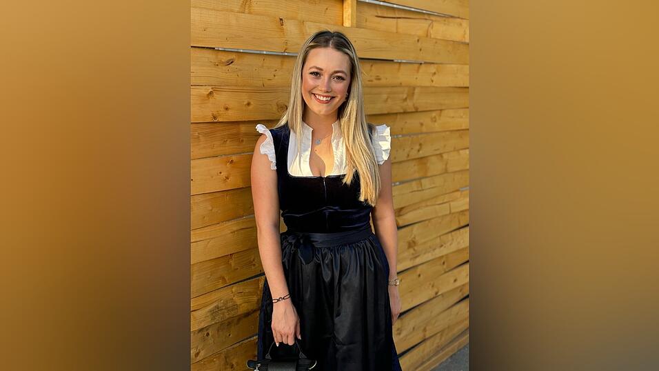 Das Christkind kennt man auch als Herzogin. 2019 spielte sie die Margarete von Kleve (Foto links) und 2024 die Herzogin Elisabeth (Mitte). Für Anna-Lena Kallmünzer kann außer der Weihnachtszeit nur die Fünfte Jahreszeit am Gäubodenvolksfest mithalten. Das Christkind kennt man auch als Herzogin. 2019 spielte sie die Margarete von Kleve (Foto links) und 2024 die Herzogin Elisabeth (Mitte). Für Anna-Lena Kallmünzer kann außer der Weihnachtszeit nur die Fünfte Jahreszeit am Gäubodenvolksfest mithalten.