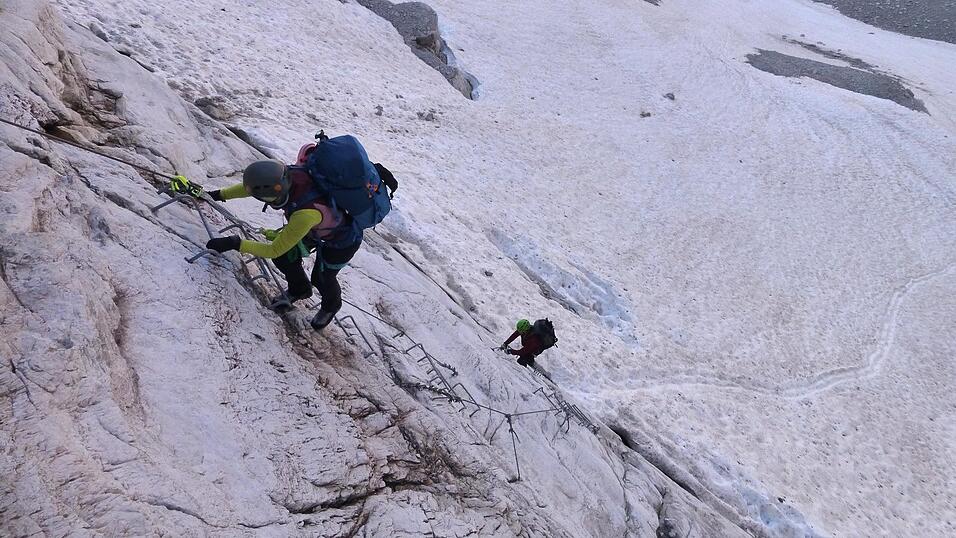 Manches Mal ging es erst über die Reste von Gletschern bevor die Via ferrata anfing. Manches Mal ging es erst über die Reste von Gletschern bevor die Via ferrata anfing.