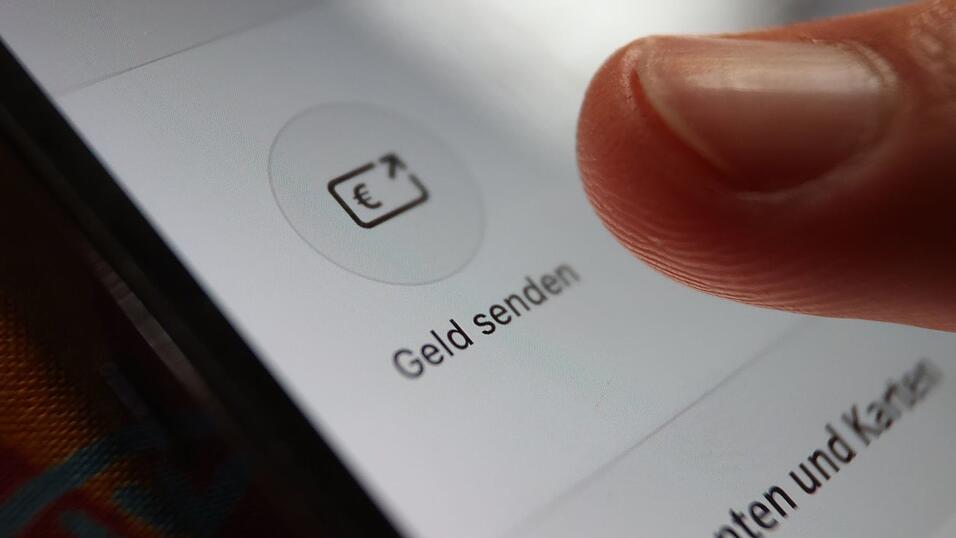 Wer Wero nutzt, braucht im Unterschied zu einer herkömmlichen Überweisung nicht die Kontonummer des Empfängers, sondern kann Geld in Echtzeit an eine Handynummer oder E-Mail-Adresse senden. (Symbolbild)
