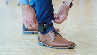 Künftig können Familiengerichte gewalttätigen Ex-Partnern eine elektronische Aufenthaltsüberwachung anordnen. Künftig können Familiengerichte gewalttätigen Ex-Partnern eine elektronische Aufenthaltsüberwachung anordnen.