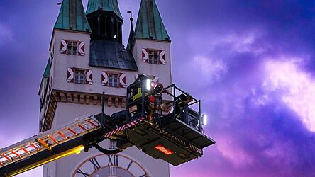 Die FFW bei einer &Uuml;bung in Aktion am Stadtplatz.