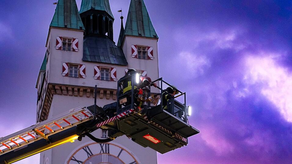 Die FFW bei einer &Uuml;bung in Aktion am Stadtplatz.