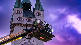 Die FFW bei einer &Uuml;bung in Aktion am Stadtplatz.