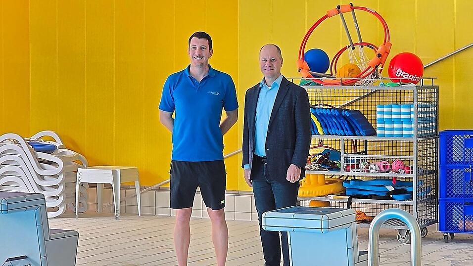 Der Chef des B&auml;derteams, Stefan Schrenk, und B&uuml;rgermeister Thomas Etschmann (r.) freuen sich &uuml;ber die positive Hallenbadbilanz.