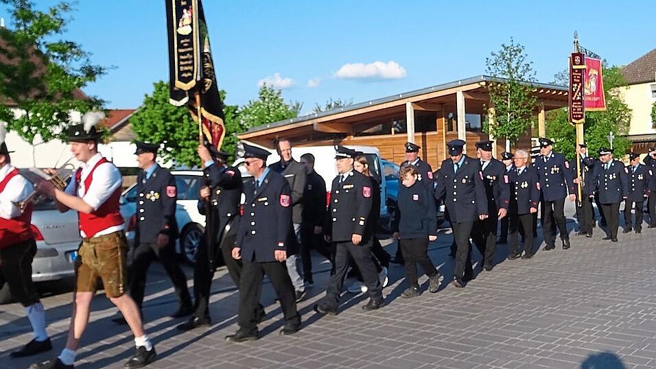 Der Kirchenzug f&uuml;hrte durch den Ort zur Pfarrkirche. Dort zelebriere Pfarrer Schober die Messe.