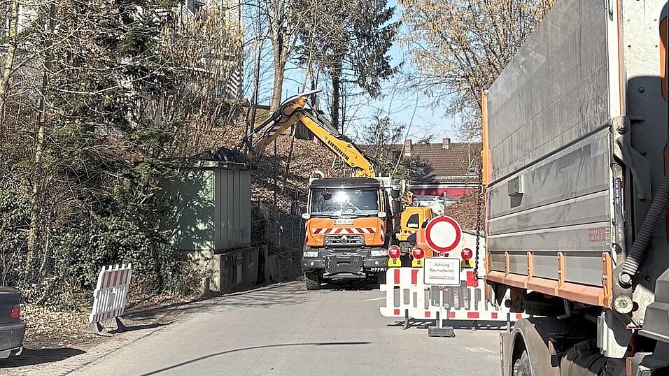 Mit Hilfe eines Baggers entfernten die Arbeiter altes Holz. Die Straßensperrung war nach wenigen Stunden wieder aufgehoben. Mit Hilfe eines Baggers entfernten die Arbeiter altes Holz. Die Straßensperrung war nach wenigen Stunden wieder aufgehoben.