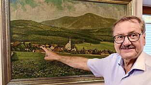 &bdquo;Es ist spannend, es macht Spa&szlig;, weil es eine interessante Zeit ist!&ldquo;: Arnschwangs neuer B&uuml;rgermeister Alois Heitzer f&uuml;hlt sich in seiner Rolle sehr wohl. Auch, weil er historisch enorm heimatverbunden ist. Auf dem Bild weist er zum Beispiel auf den Standort der alten B&auml;renh&ouml;hle hin.
