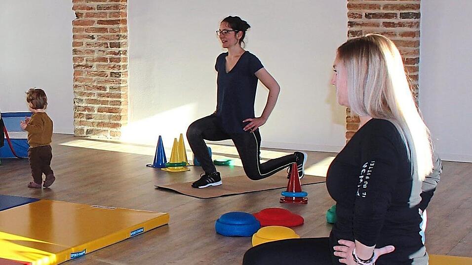 W&auml;hrend die Mamas trainieren, k&ouml;nnen sich die Kinder mit Matten, W&uuml;rfeln und anderem Spielzeug besch&auml;ftigen. 'F&uuml;r die Mamas ist das Praktische, dass wir als Trainerinnen immer einen Blick auf die Kinder haben und sie sich somit auf die &Uuml;bung konzentrieren k&ouml;nnen', sagt Trainerin Kerstin Sigl.