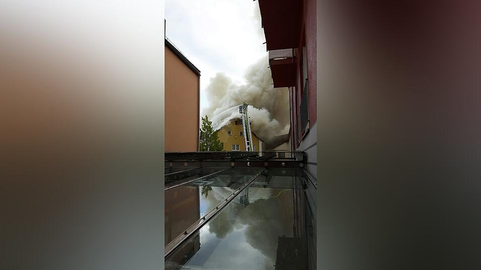 Feuerwehreinsatz in Rottenburg: In der Landshuter Stra&szlig;e ging der Dachstuhl eines Hauses in Flammen auf.