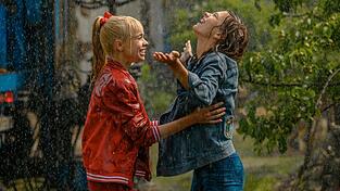 Bibi (links) und Tina tanzen nach ihrem Wiedersehen in den Sommerferien im Regen. Bibi (links) und Tina tanzen nach ihrem Wiedersehen in den Sommerferien im Regen.