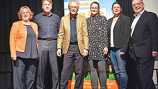 Der Publizist, Wirschafts- und Sozialwissenschaftler Wolfgang Kessler (3.v.l.) bescherte der &Ouml;DP beim Neujahrsempfang ein volles Haus. Dar&uuml;ber freuten sich Kandidaten und Funktionstr&auml;ger der Partei: (v.l.) Stellvertretende Martha Altweck-Gl&ouml;bl, Kreisvorsitzender Hans-J&uuml;rgen Hahn, OB-Kandidatin Katrin Dengler, Landesvorsitzende Agnes Becker und Landratskandidat Dr. Christian Waas.