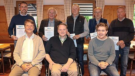 CSU-Ortsvorsitzender Konrad Weinzierl (vorne Mitte) hie&szlig; mit Andreas Weideneder (vorne l.) und Simon Neumeier (vorne r.) zwei Neumitglieder im Ortsverband willkommen und ehrte (stehend v.l.) Markus Riedl, Archus Neumeier, Josef Radlmaier, Max G&ouml;tz und Johann Wagensonner f&uuml;r ihre langj&auml;hrige Mitgliedschaft.