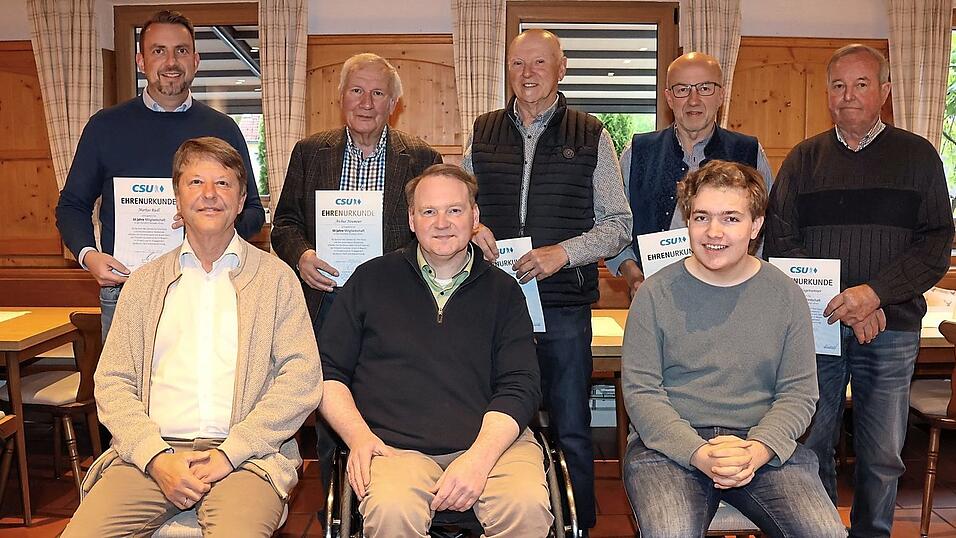 CSU-Ortsvorsitzender Konrad Weinzierl (vorne Mitte) hieß mit Andreas Weideneder (vorne l.) und Simon Neumeier (vorne r.) zwei Neumitglieder im Ortsverband willkommen und ehrte (stehend v.l.) Markus Riedl, Archus Neumeier, Josef Radlmaier, Max Götz und Johann Wagensonner für ihre langjährige Mitgliedschaft. CSU-Ortsvorsitzender Konrad Weinzierl (vorne Mitte) hieß mit Andreas Weideneder (vorne l.) und Simon Neumeier (vorne r.) zwei Neumitglieder im Ortsverband willkommen und ehrte (stehend v.l.) Markus Riedl, Archus Neumeier, Josef Radlmaier, Max Götz und Johann Wagensonner für ihre langjährige Mitgliedschaft.