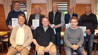CSU-Ortsvorsitzender Konrad Weinzierl (vorne Mitte) hieß mit Andreas Weideneder (vorne l.) und Simon Neumeier (vorne r.) zwei Neumitglieder im Ortsverband willkommen und ehrte (stehend v.l.) Markus Riedl, Archus Neumeier, Josef Radlmaier, Max Götz und Johann Wagensonner für ihre langjährige Mitgliedschaft. CSU-Ortsvorsitzender Konrad Weinzierl (vorne Mitte) hieß mit Andreas Weideneder (vorne l.) und Simon Neumeier (vorne r.) zwei Neumitglieder im Ortsverband willkommen und ehrte (stehend v.l.) Markus Riedl, Archus Neumeier, Josef Radlmaier, Max Götz und Johann Wagensonner für ihre langjährige Mitgliedschaft.