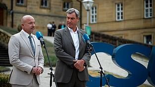 Der Chef der CSU-Landesgruppe im Bundestag, Alexander Hoffmann, links, und Bayerns Ministerpr&auml;sident Markus S&ouml;der skizzieren die Pl&auml;ne ihrer Partei f&uuml;r die Zukunft Deutschlands.