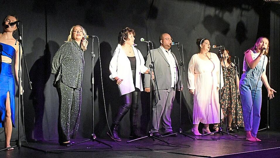 Auch zwei Songs aus „Mamma Mia“ sind in der Musicalgala des Theaterbrettls zu hören (von links): Veronika Gröschl, Judith Täubert, Heidi Braun, Timm Mannott, Jennifer Hild, Julia Püschel und Anna Gröschl.