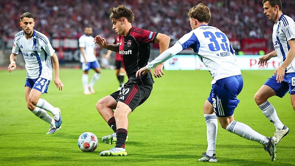 Javier Fernandez (2.v.l.) spielt auch kommende Saison in Nürnberg. (Archivbild) Javier Fernandez (2.v.l.) spielt auch kommende Saison in Nürnberg. (Archivbild)