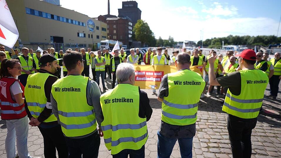 Beschäftigte von Kölln nehmen an einer Streikkundgebung vor dem Werk teil. Beschäftigte von Kölln nehmen an einer Streikkundgebung vor dem Werk teil.