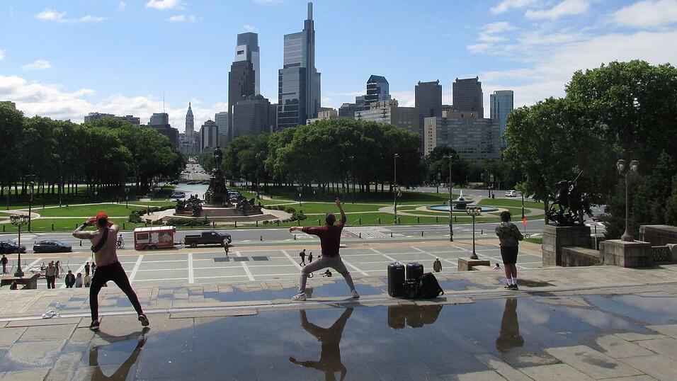 «The Steps: Die Geschichte meines Lebens» ist der Titel von Stallones Autobiografie – eine Anlehnung an die Treppen in Philadelphia, auf denen er als «Rocky» trainierte. (Archivbild) «The Steps: Die Geschichte meines Lebens» ist der Titel von Stallones Autobiografie – eine Anlehnung an die Treppen in Philadelphia, auf denen er als «Rocky» trainierte. (Archivbild)