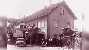 Das Gebäude sah 1933 - als das Bild vermutlich entstanden ist - noch deutlich anders aus als heute. Das Gebäude sah 1933 - als das Bild vermutlich entstanden ist - noch deutlich anders aus als heute.