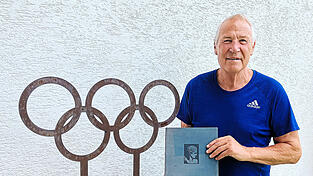 Bei Alois Schloder sind auch im heimischen Garten die fünf olympischen Ringe präsent - ebenso wie in seinem Archiv Erinnerungen an vergangene Olympische Spiele wie ein Buch aus dem Jahr 1924 über die I. Olympischen Winterspiele in Chamonix. 'Einmal Olympia, immer Olympia' - so lautet Schloders Credo.