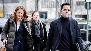 Die Gruppe bleibt im Streit hart. Die Gruppe bleibt im Streit hart.