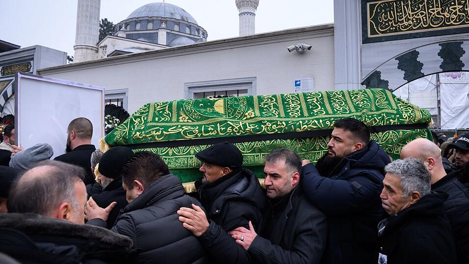 Ein Sarg wird nach dem Trauergebet vor der Beerdigung eines 62-J&auml;hrigen aus der Neuk&ouml;llner Sehitlik-Moschee getragen.