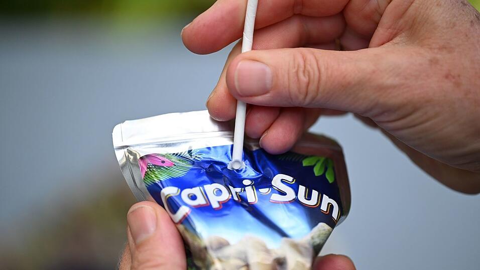 Capri-Sun kämpft seit zwei Jahren um eine Rückkehr zu Plastikstrohhalmen – Kunden hätten sich etwa über den Papiergeschmack beim Trinken beschwert, sagt das Unternehmen. (Symbolbild) Capri-Sun kämpft seit zwei Jahren um eine Rückkehr zu Plastikstrohhalmen – Kunden hätten sich etwa über den Papiergeschmack beim Trinken beschwert, sagt das Unternehmen. (Symbolbild)