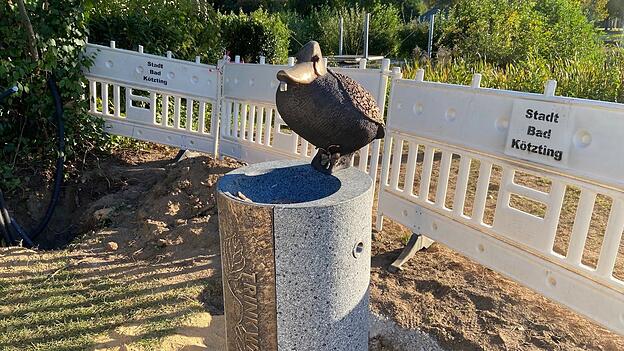 Im Eingangsbereich des Kurparks, in der N&auml;he der H&auml;ngebr&uuml;cke zur Insel, steht der neue Trinkwasserbrunnen.