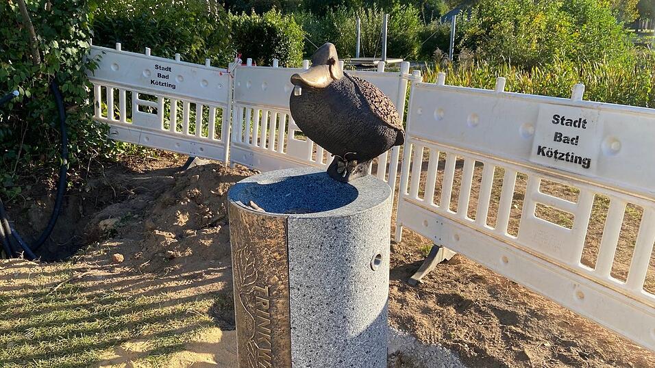 Im Eingangsbereich des Kurparks, in der Nähe der Hängebrücke zur Insel, steht der neue Trinkwasserbrunnen. Im Eingangsbereich des Kurparks, in der Nähe der Hängebrücke zur Insel, steht der neue Trinkwasserbrunnen.