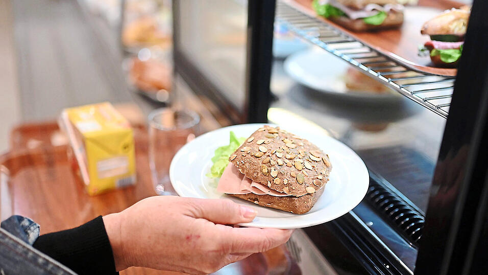 Eine Person mit einem Tablett an der Essensausgabe in einer Kantine. Dem Landkreis ist jetzt der Caterer abgesprungen, der das neue Landratsamt mit warmen Mahlzeiten h&auml;tte beliefern sollen.