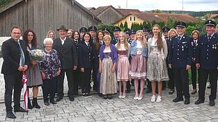 Der Schirmherr mit dem Vilzinger Festverein, der mit seinen ganzen Honoratioren angereist ist. Der Schirmherr mit dem Vilzinger Festverein, der mit seinen ganzen Honoratioren angereist ist.