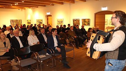 Vor Beginn der Ansprachen begeisterte Anton W&uuml;hr mit seiner steirischen Harmonika die G&auml;ste des Neujahrsempfanges mit MdL Stefan Ebner (in der ersten Reihe und den Stadt- und Kreisr&auml;ten Martina Meiler (2. Reihe v. l.), Albert Dirnberger, Belinda Kuffner und Heinrich Schmidt.