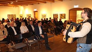 Vor Beginn der Ansprachen begeisterte Anton W&uuml;hr mit seiner steirischen Harmonika die G&auml;ste des Neujahrsempfanges mit MdL Stefan Ebner (in der ersten Reihe und den Stadt- und Kreisr&auml;ten Martina Meiler (2. Reihe v. l.), Albert Dirnberger, Belinda Kuffner und Heinrich Schmidt.