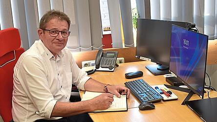 Sein B&uuml;ro hat B&uuml;rgermeister Helmut Neudecker im Rathaus von Altfraunhofen - gut eingerichtet, aber dennoch ohne Klimaanlage.
