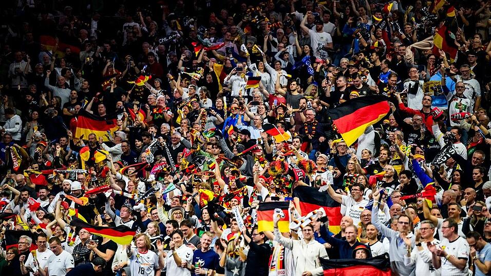 Fast 20.000 Fans: Die Arena in Köln gilt als deutscher Handball-Tempel. (Archivbild) Fast 20.000 Fans: Die Arena in Köln gilt als deutscher Handball-Tempel. (Archivbild)