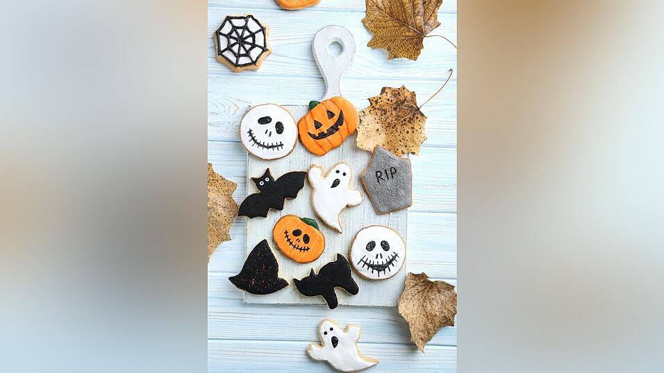 Diese Kekse mag man fast nicht in den Mund nehmen, weil sie so schön ausschauen. Die Grundlage sind einfache Butterkekse. Nach dem Backen die Plätzchen abkühlen lassen und mit Lebensmittelfarbe oder mit eingefärbtem Zuckerguss gruselig verzieren.