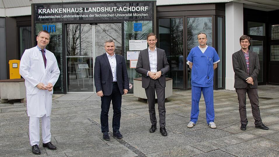 Diskutierten die geplante Krankenhausreform und betonten die bedeutende Rolle des Zusammenhalts der Kliniken untereinander: Doktor Johannes Schmidt, Landrat Peter Dreier, Regierungspräsident von Niederbayern Rainer Haselbeck, Chefarzt Gunthard Goresch und Jakob Fuchs, geschäftsführender Vorstandsvorsitzender. Diskutierten die geplante Krankenhausreform und betonten die bedeutende Rolle des Zusammenhalts der Kliniken untereinander: Doktor Johannes Schmidt, Landrat Peter Dreier, Regierungspräsident von Niederbayern Rainer Haselbeck, Chefarzt Gunthard Goresch und Jakob Fuchs, geschäftsführender Vorstandsvorsitzender.