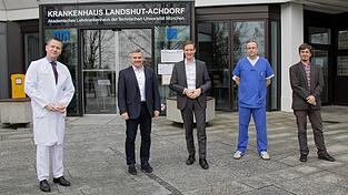 Diskutierten die geplante Krankenhausreform und betonten die bedeutende Rolle des Zusammenhalts der Kliniken untereinander: Doktor Johannes Schmidt, Landrat Peter Dreier, Regierungspräsident von Niederbayern Rainer Haselbeck, Chefarzt Gunthard Goresch und Jakob Fuchs, geschäftsführender Vorstandsvorsitzender. Diskutierten die geplante Krankenhausreform und betonten die bedeutende Rolle des Zusammenhalts der Kliniken untereinander: Doktor Johannes Schmidt, Landrat Peter Dreier, Regierungspräsident von Niederbayern Rainer Haselbeck, Chefarzt Gunthard Goresch und Jakob Fuchs, geschäftsführender Vorstandsvorsitzender.