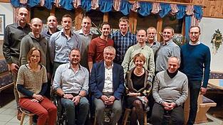 B&uuml;rgermeisterkandidat Sepp Marchl (vorne Mitte sitzend) mit allen CSU-Gemeinderatsbewerbern.