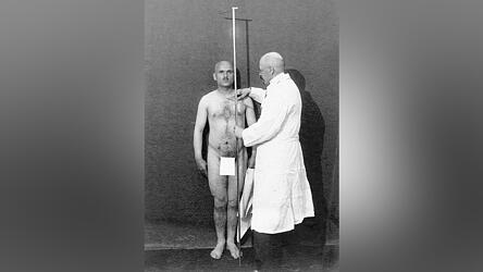 Der Kriminalbiologe Dr. Theodor Viernstein bei der Vermessung eines Verbrechers